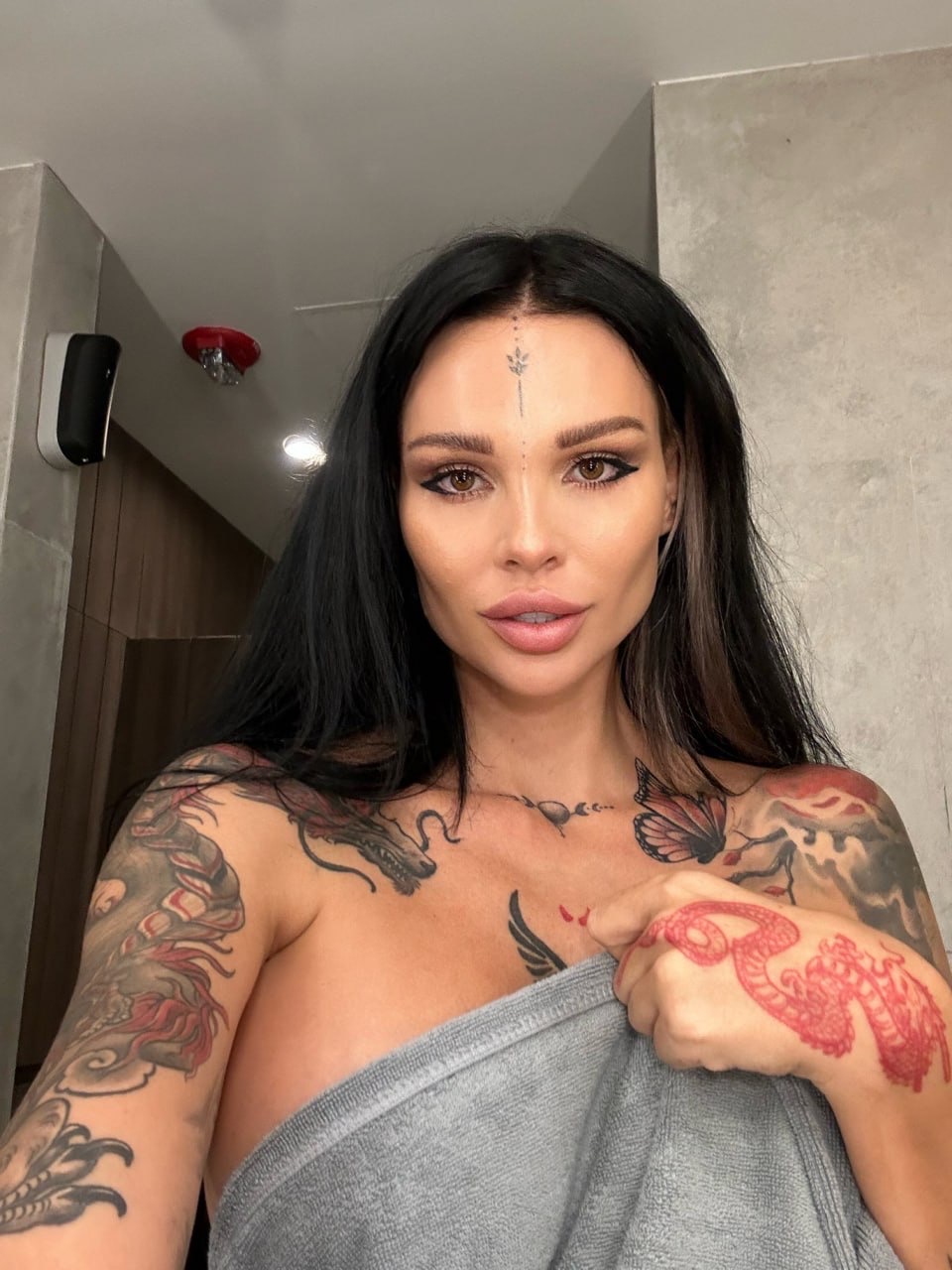 Fotos de tatuada pelada mostrando sua xoxota